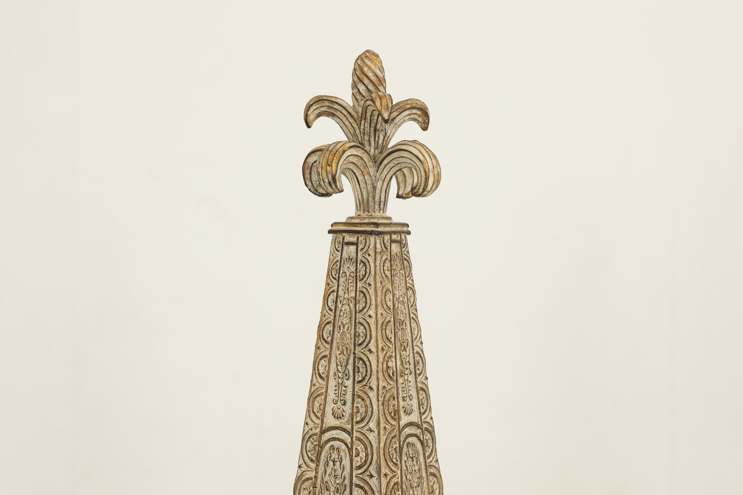 3709 - مجموعتان من المسلات - 9 عرض × 9 عمق × 35 ارتفاع - معدن عتيق