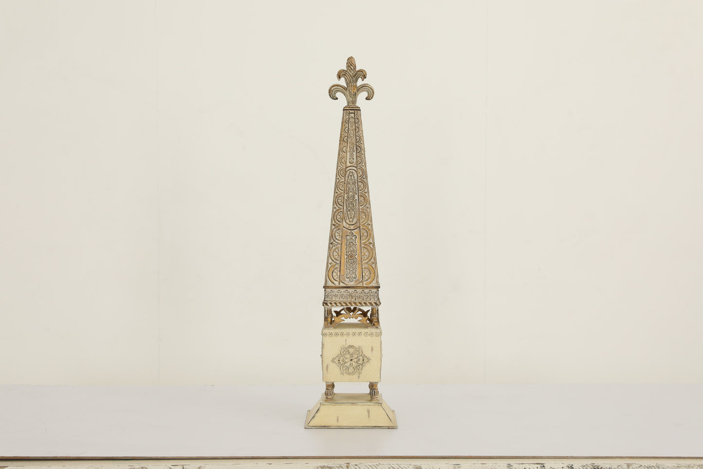 3709 - مجموعتان من المسلات - 9 عرض × 9 عمق × 35 ارتفاع - معدن عتيق