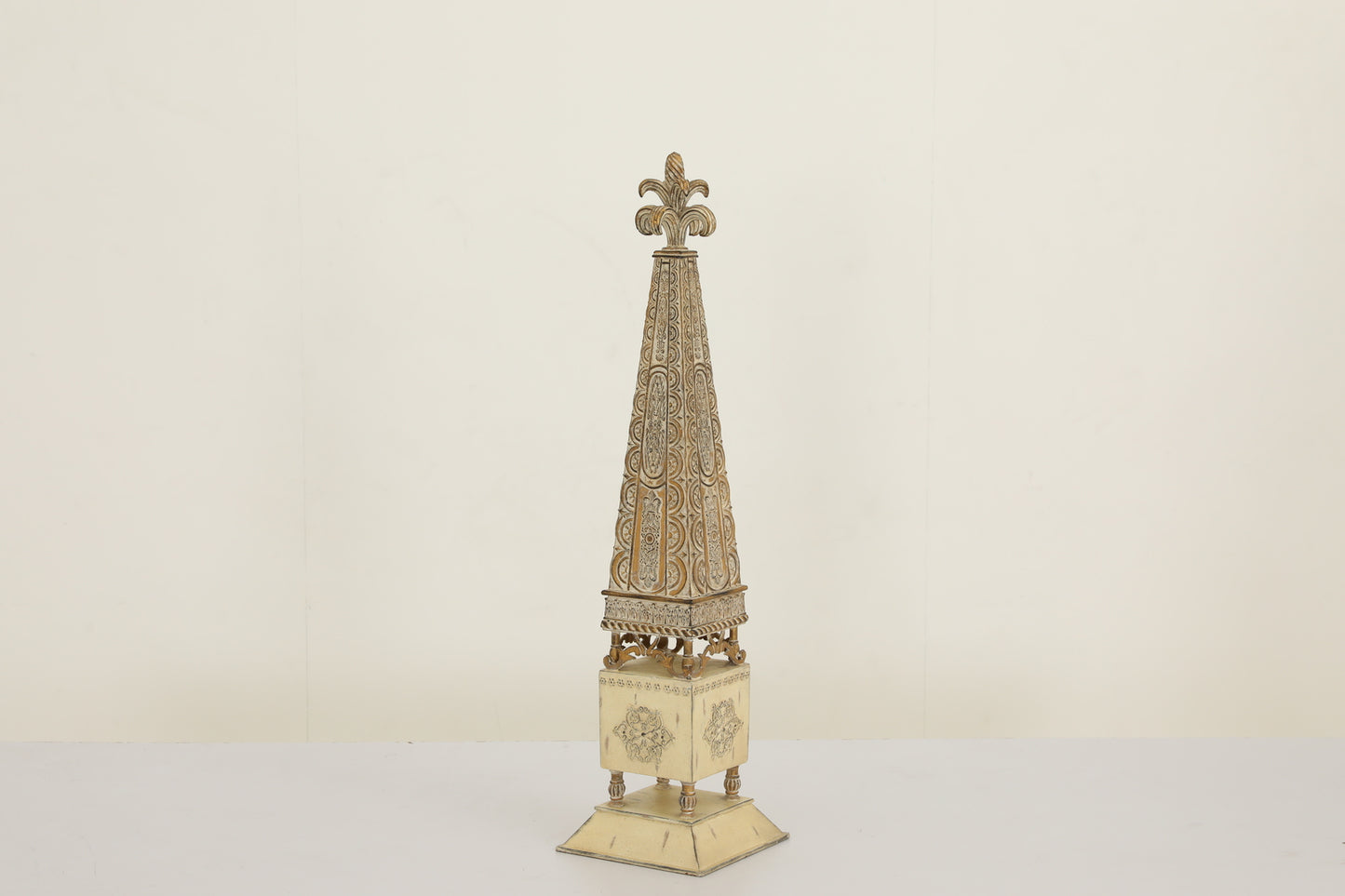 3709 - مجموعتان من المسلات - 9 عرض × 9 عمق × 35 ارتفاع - معدن عتيق