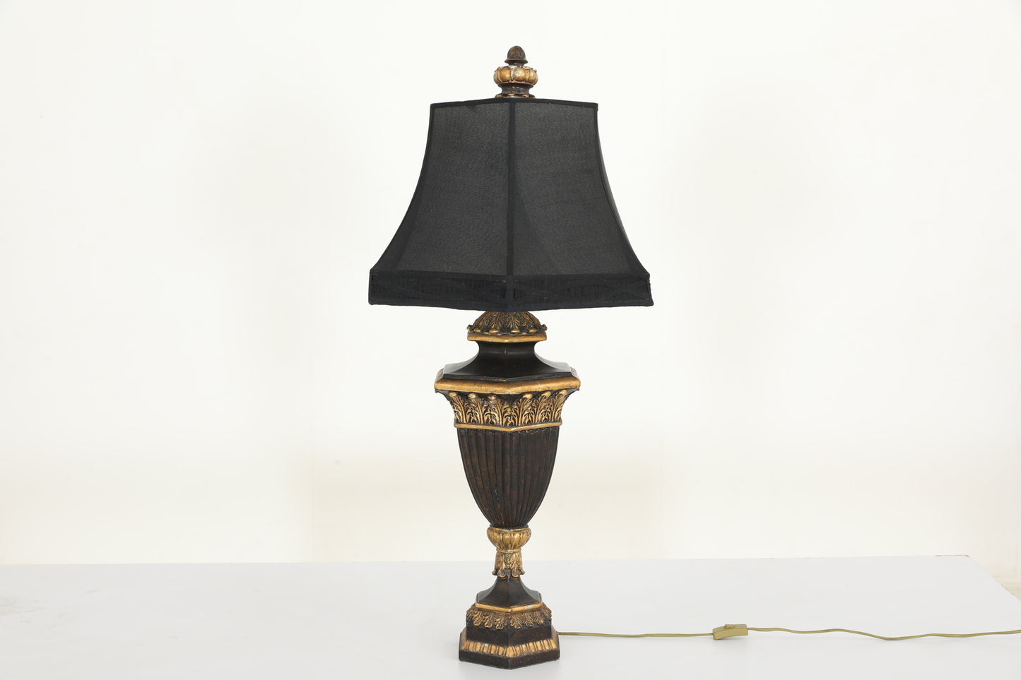 مصباح طاولة مريم