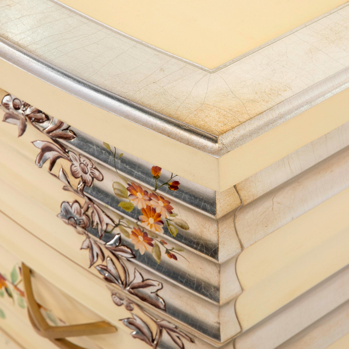 طاولة جانبية فضية اللون