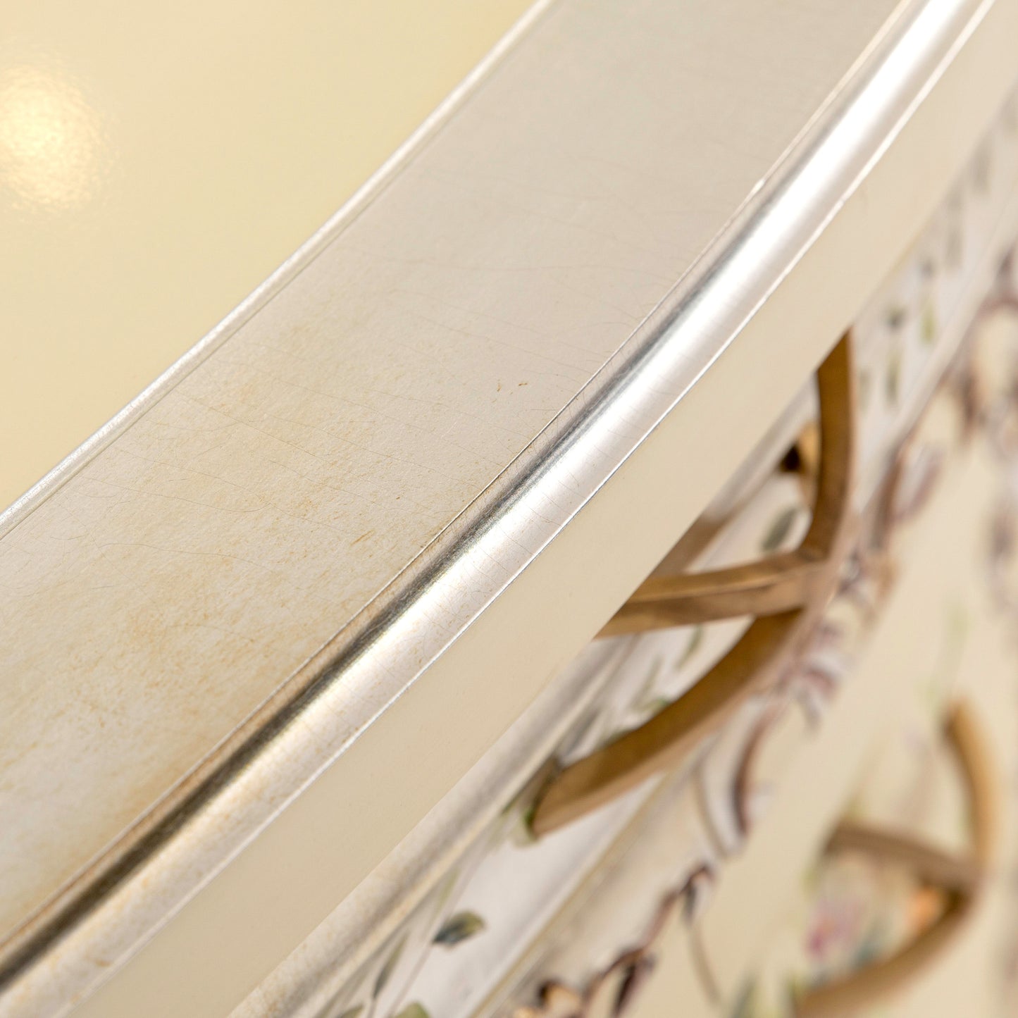 خزانة ملابس ملكية فضية