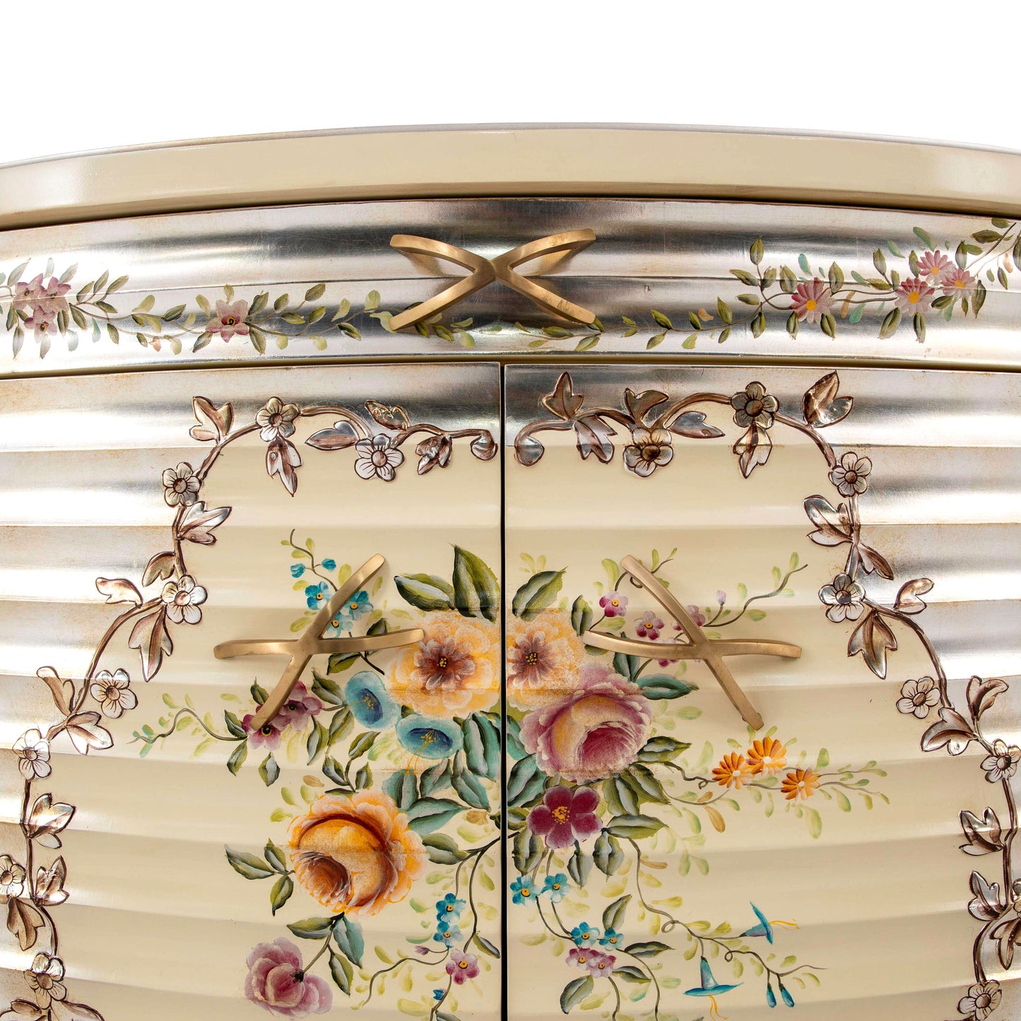 خزانة ملابس ملكية فضية