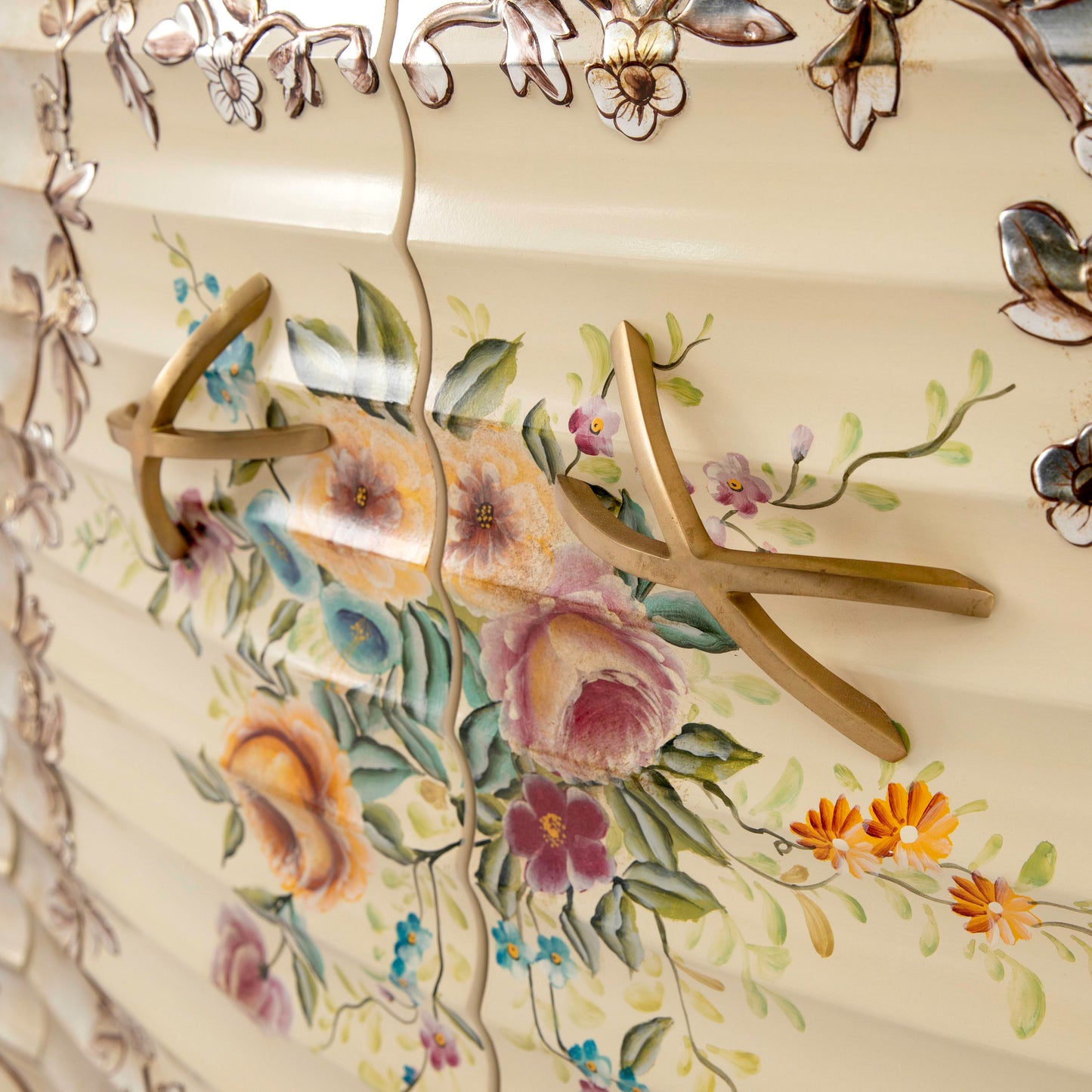 خزانة ملابس ملكية فضية