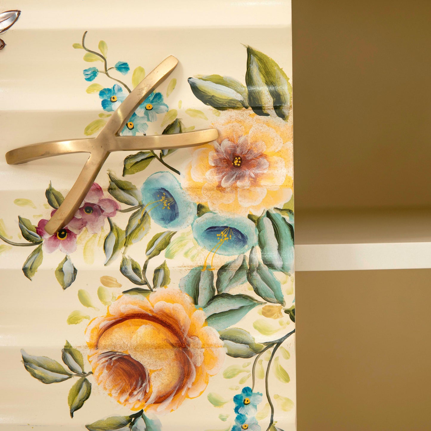 خزانة ملابس ملكية فضية