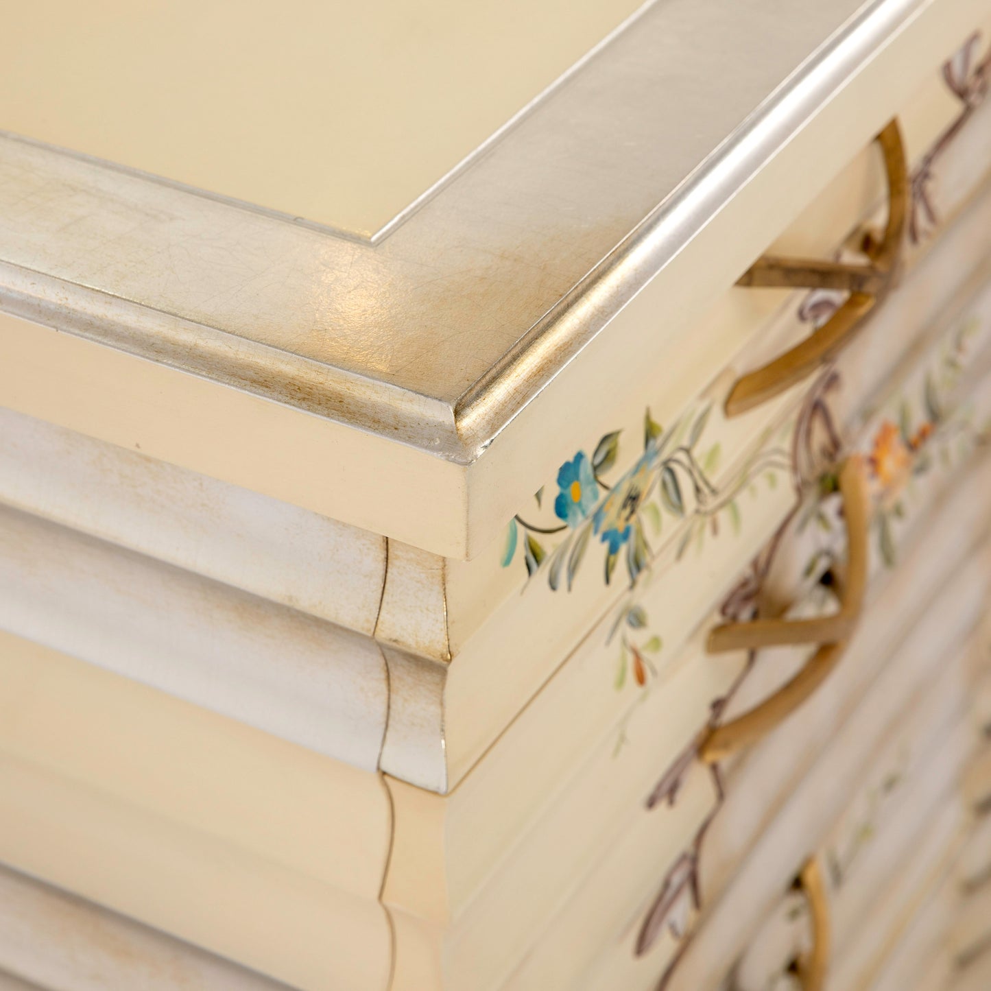 خزانة ملابس ملكية فضية