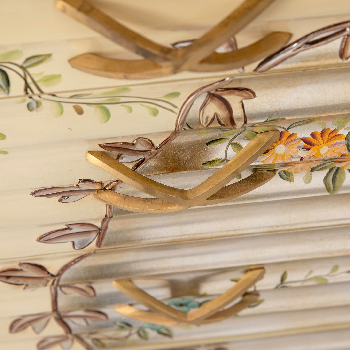 خزانة ملابس ملكية فضية