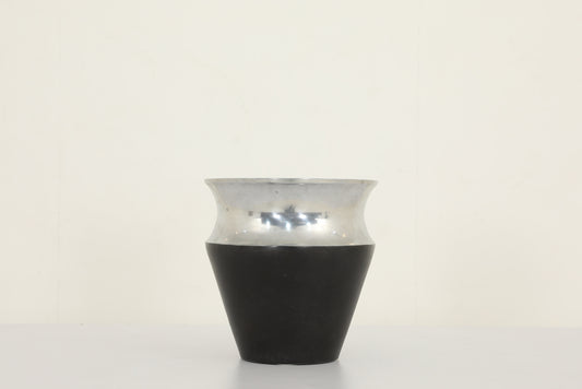 مزهرية سوداء فضية