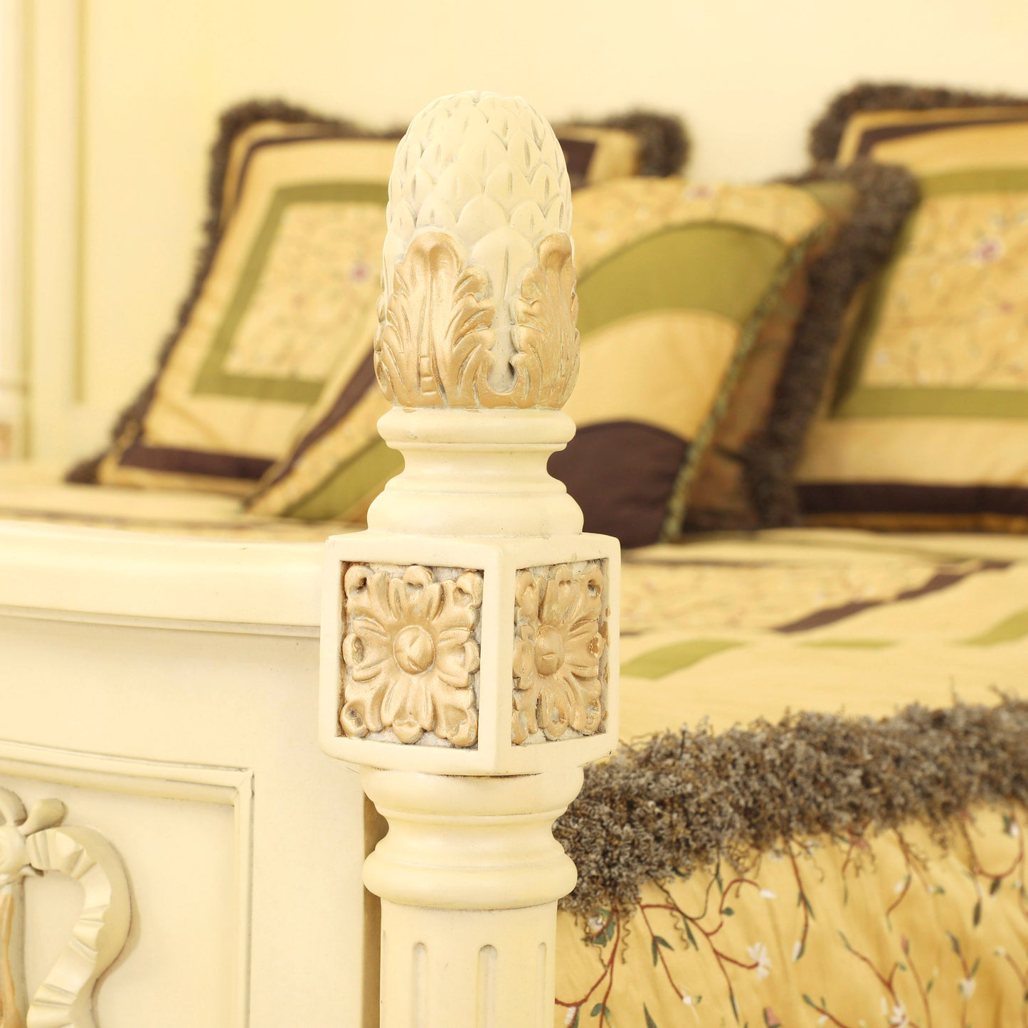 LEONERE KING BED ROOM WHITE WITH GOLD